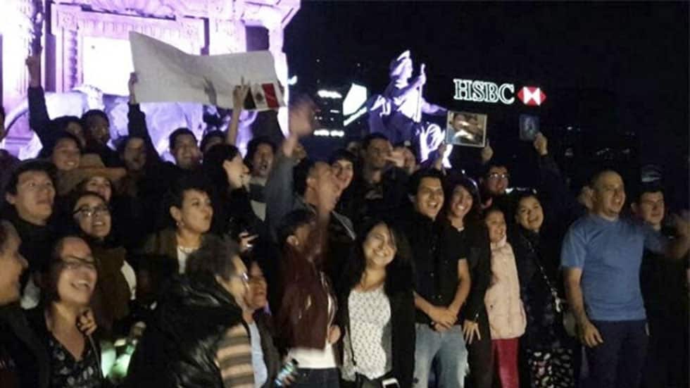 Festejan en el Ángel triunfo de Guillermo del Toro