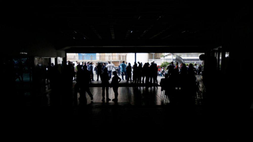 Caracas sufre por los apagones constantes