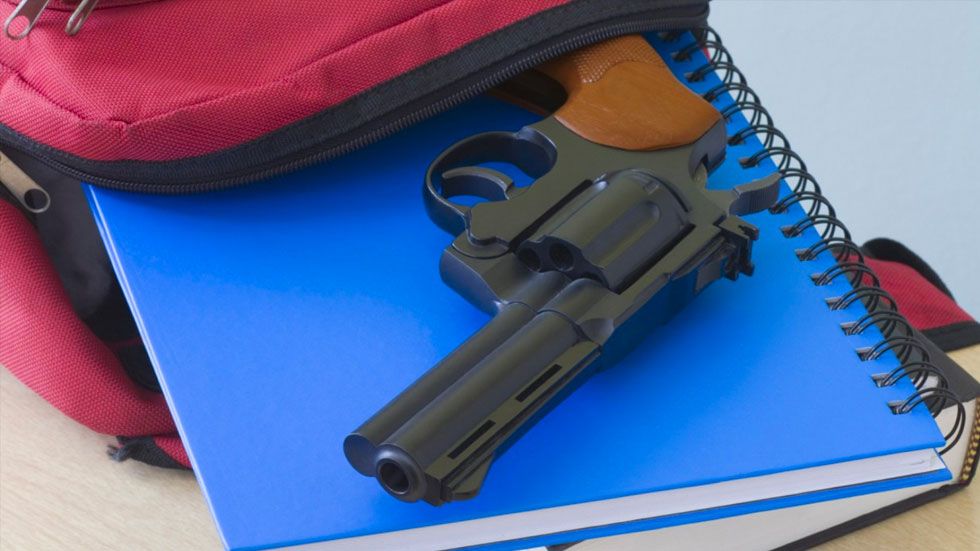 Alumno ingresa armado a escuela en Tamaulipas y amenaza a ex novia