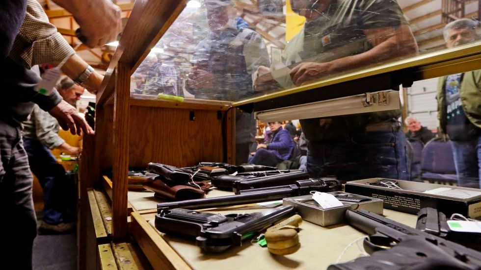 Profesor hiere a estudiantes al disparar por error arma de fuego Profesor hiere a estudiantes al disparar por error arma de fuego