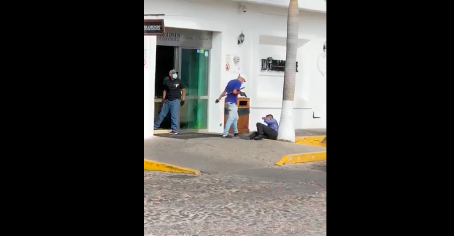 #VIDEO El momento exacto en que asaltan joyería en Puerto Vallarta