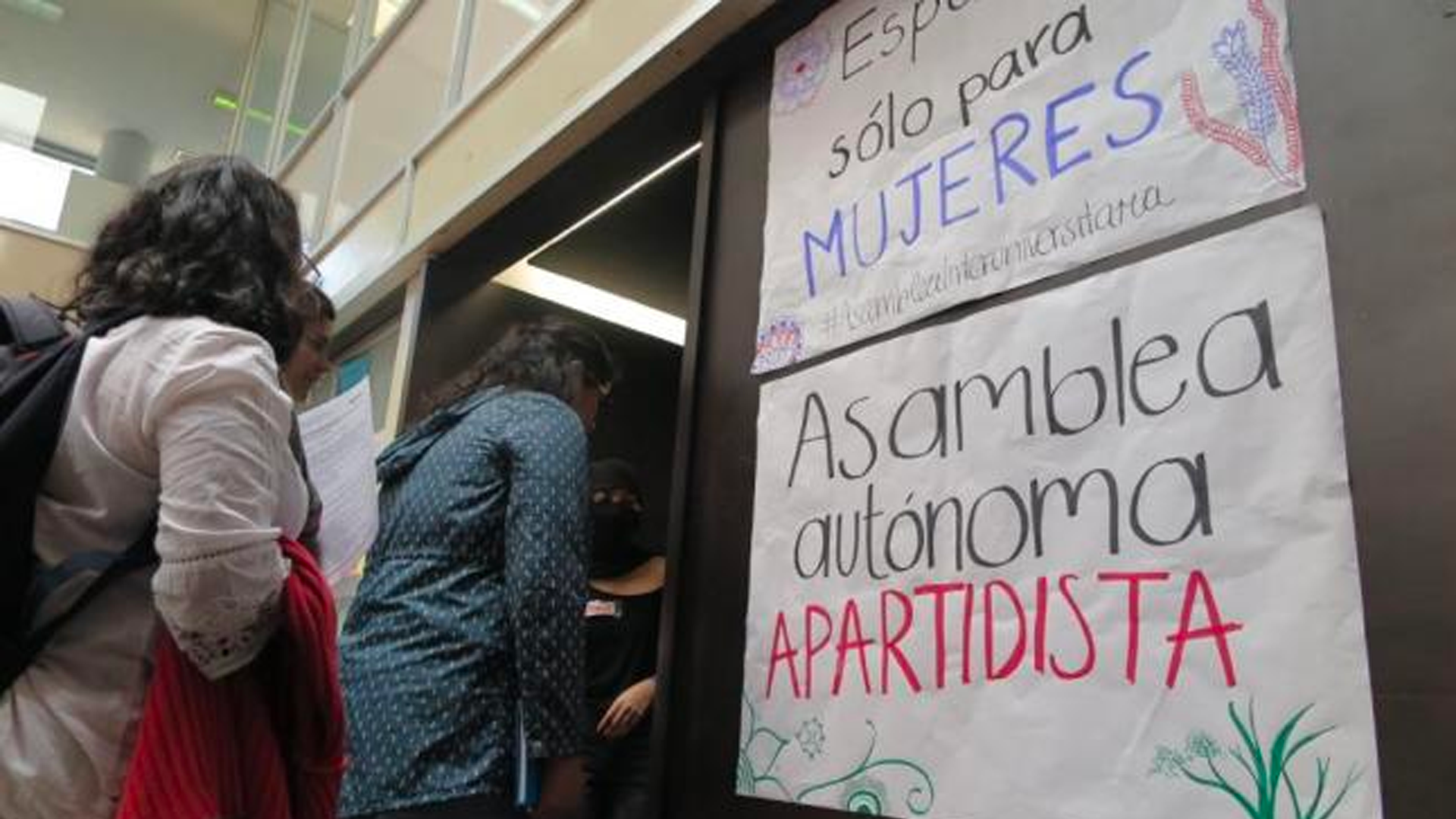 Mujeres encapuchadas toman auditorio de la Facultad de Economía