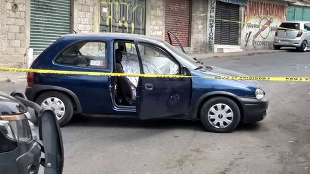 Asesinan a conductor y copiloto en Naucalpan Asesinan a conductor y copiloto en Naucalpan