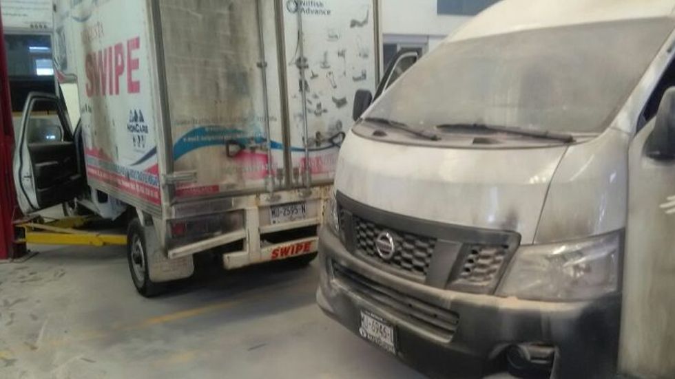 #Video Atacan con bombas molotov agencia Nissan en Uruapan
