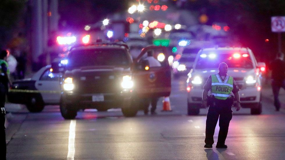 Sospechoso de paquetes bomba en Texas se inmola frente a las autoridades