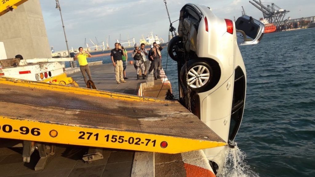 Auto cae al mar en el Malecón de Veracruz
