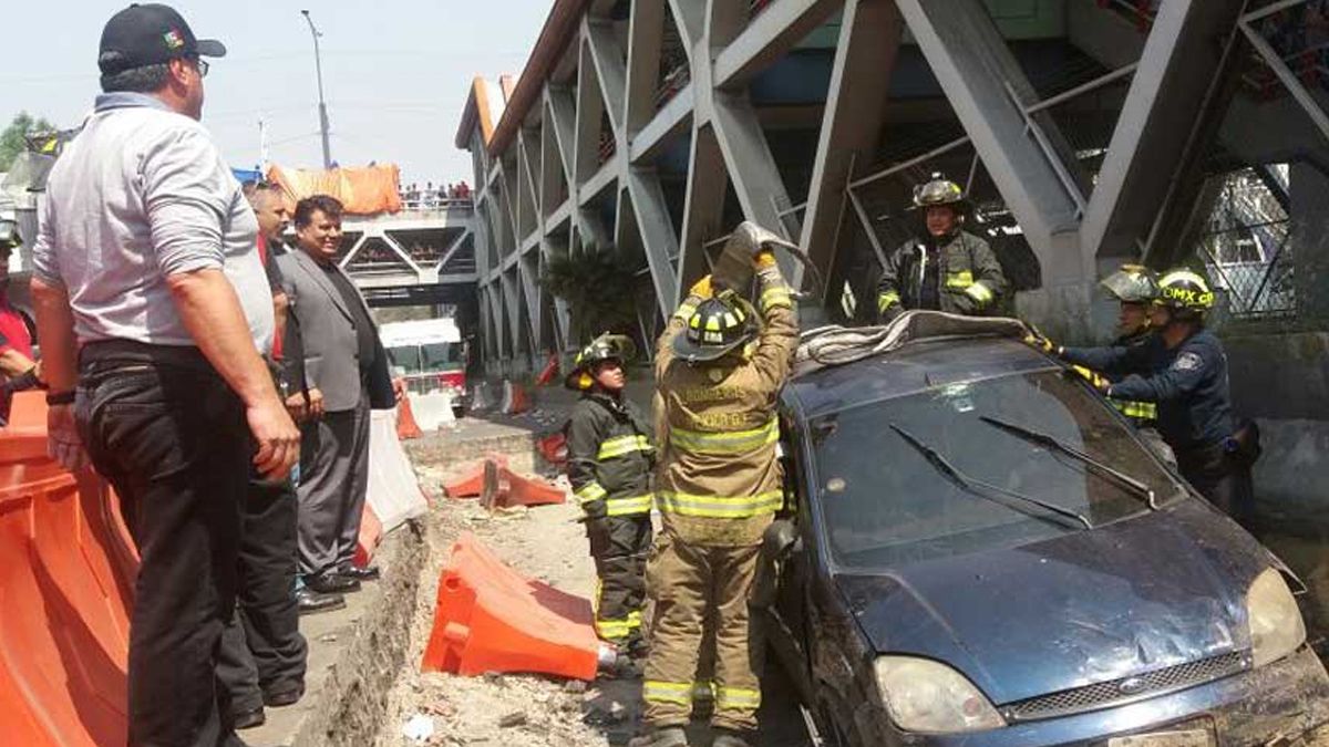 Auto cae a zanja del Metrobús en Iztapalapa