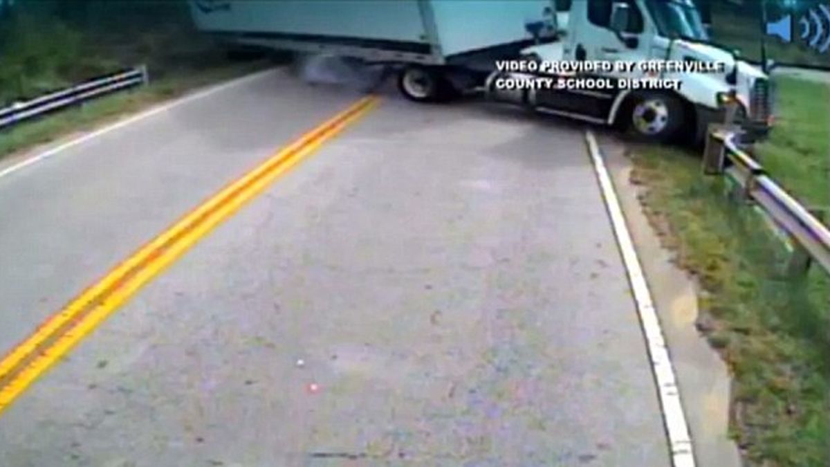 #Video Camión choca con autobús escolar en Carolina del sur