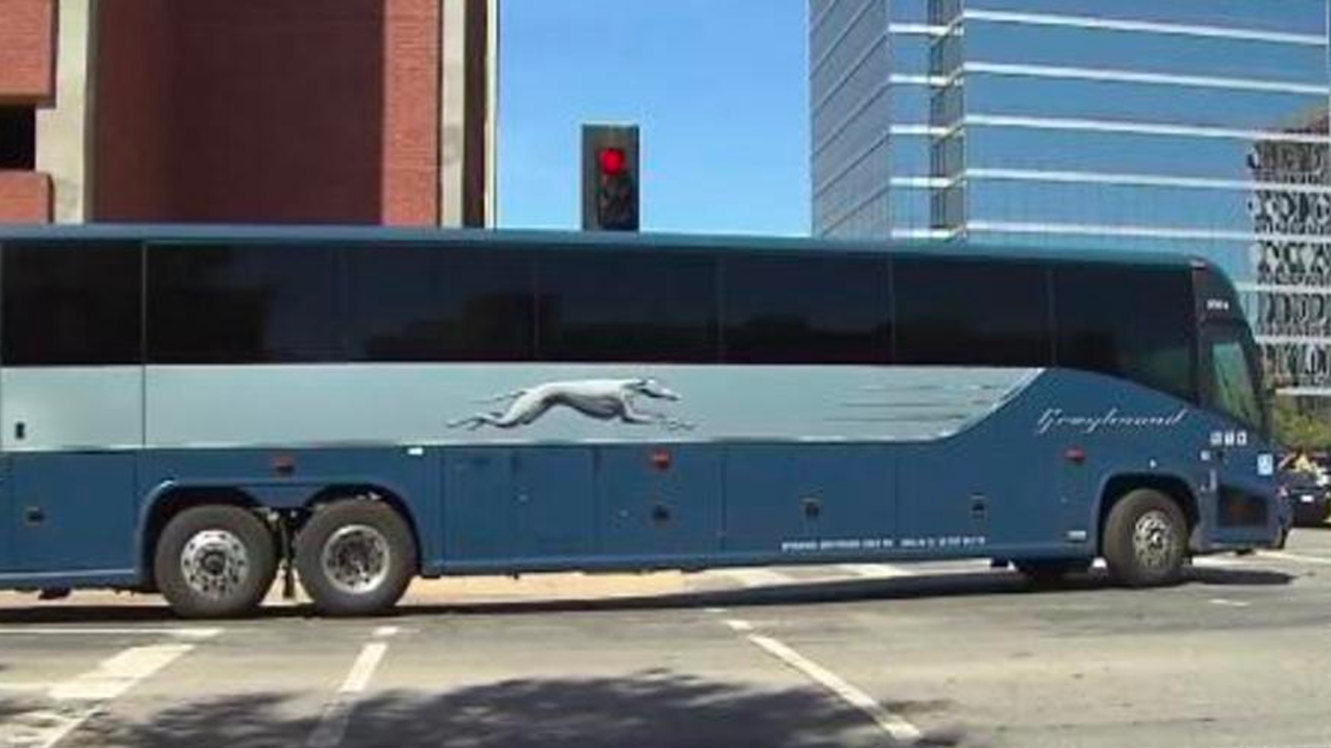 #Video Pasajeros exigen a conductora detenerse tras quedarse dormida