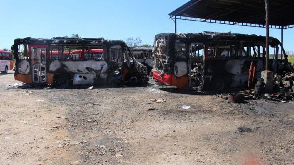 Incendio consume camiones en Tabasco Incendio consume camiones en Tabasco