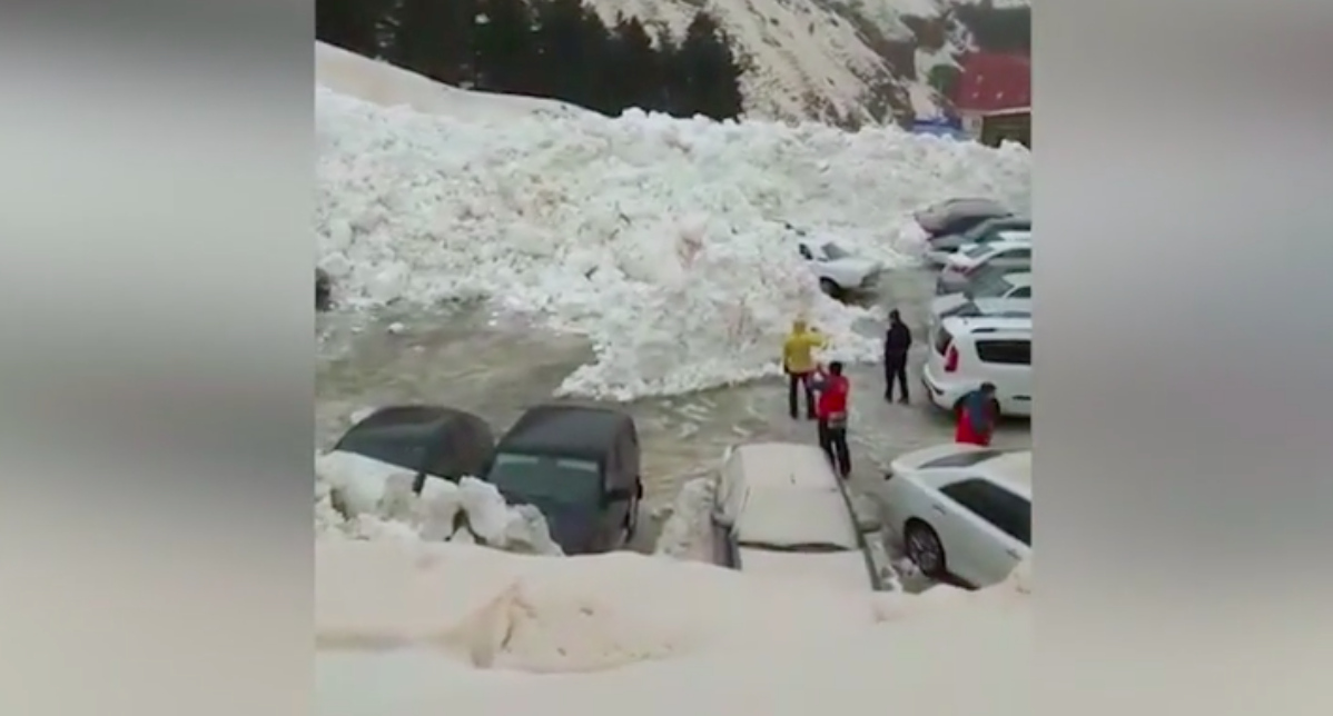 #Video Avalancha sepulta autos a los pies del Monte Elbrus