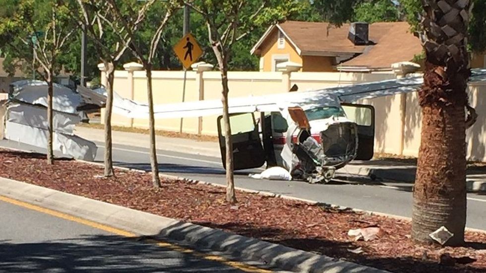 #Video Avión pequeño se estrella en medio de vialidad en Florida