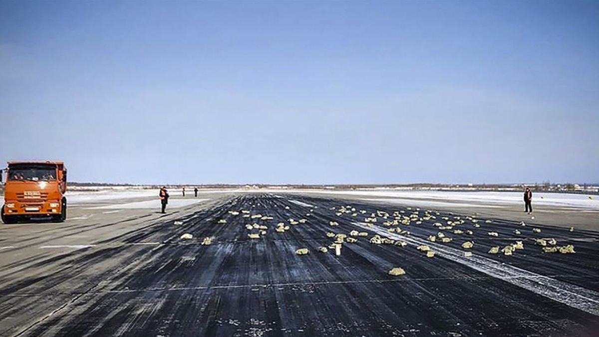 #Video Avión arroja tres toneladas de oro a pista de aeropuerto en Rusia