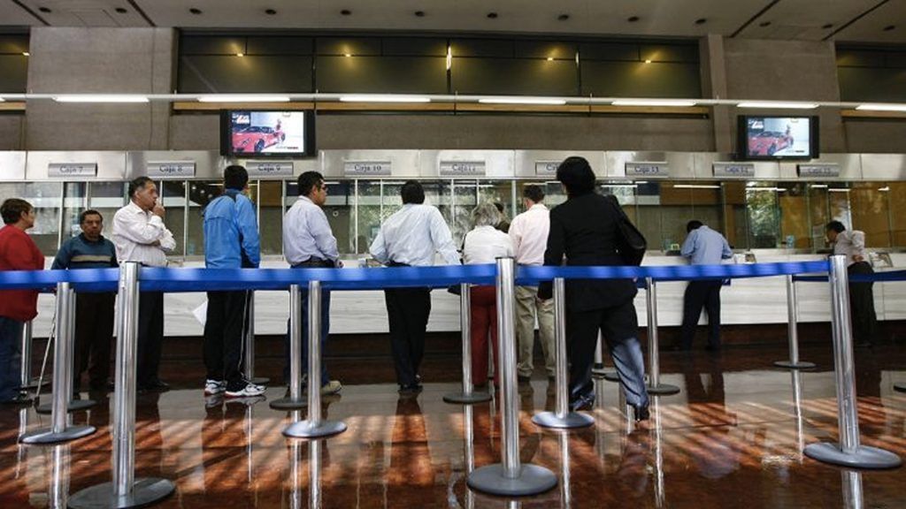 Fitch Ratings prevé implicaciones negativas por reducción de comisiones - bancos-1024x576