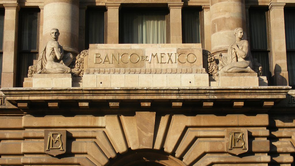 Analistas mejoran expectativa de dólar e inflación - banxico-e1521573123403-1024x576
