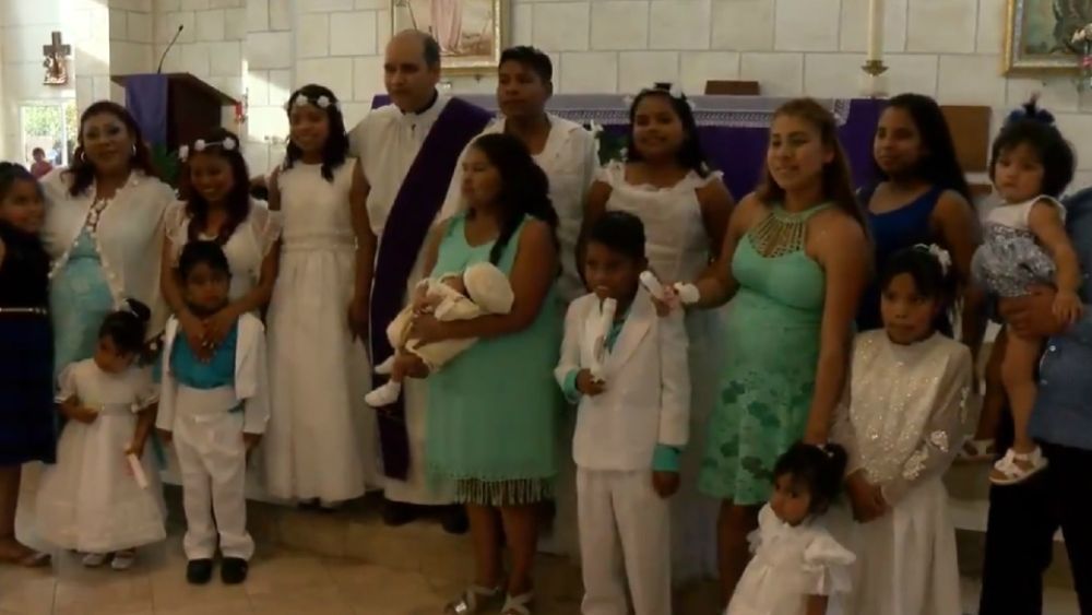 Mujer de 30 años bautiza a sus 10 hijos en Monterrey