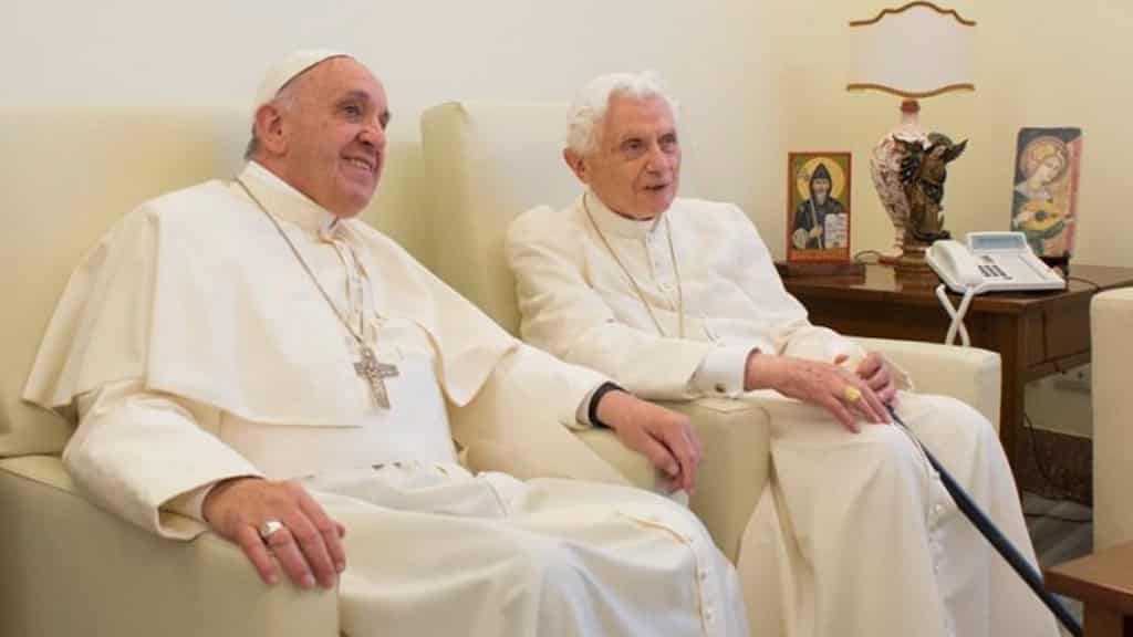 El Vaticano divulga carta de Benedicto XVI sobre el papa Francisco