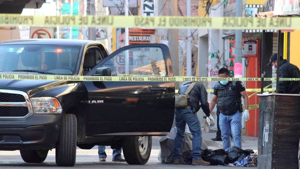 Encuentran dos cadáveres embolsados en zócalo de San Martín Texmelucan