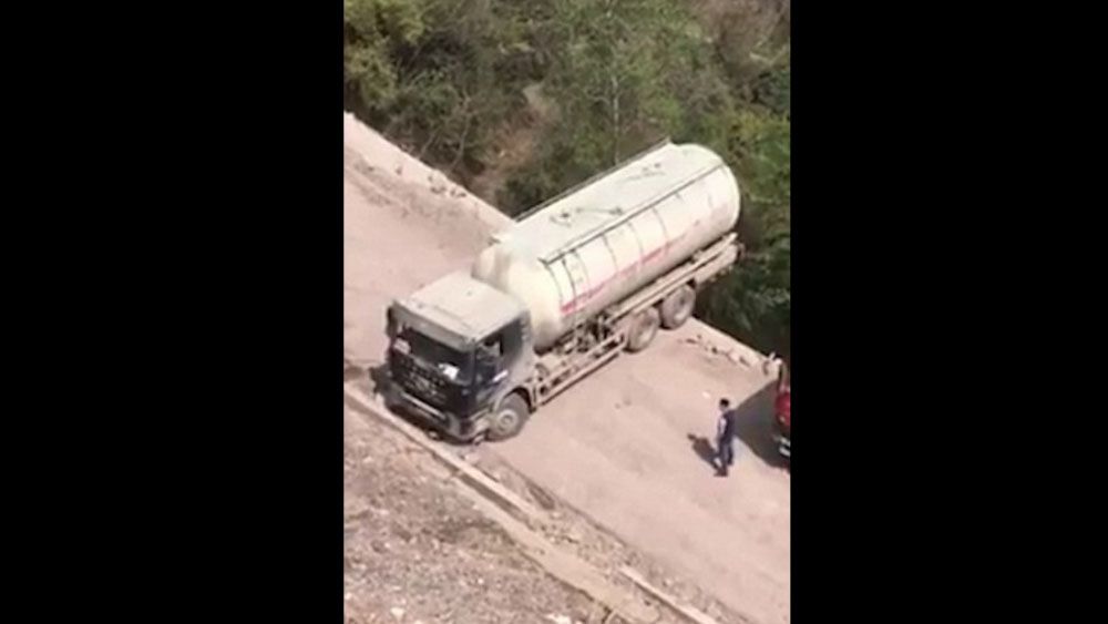 #Video Conductor de camión realiza maniobra al borde de un puente