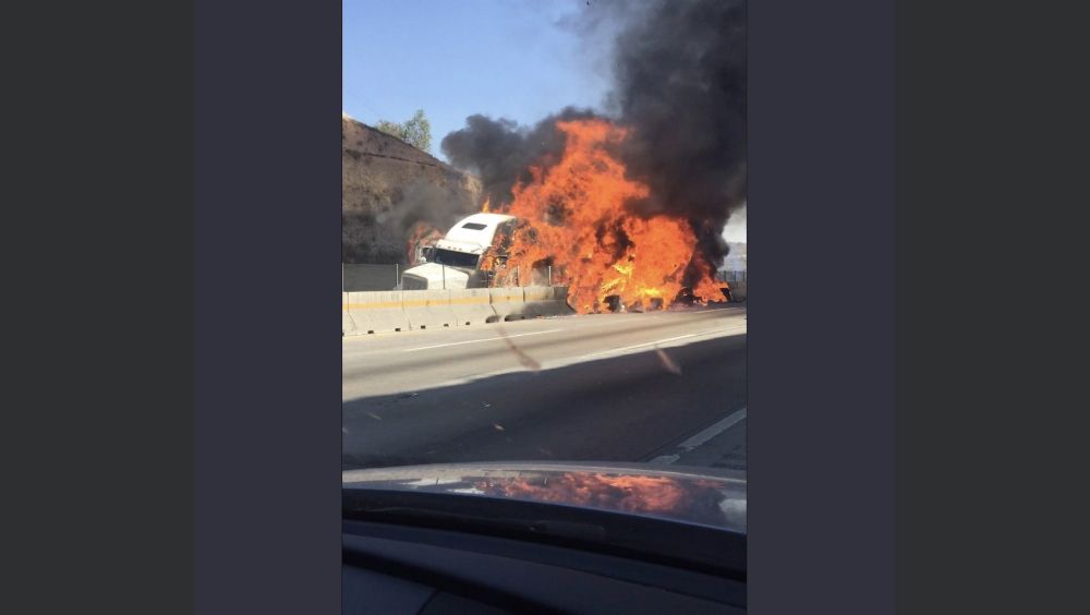 #Video Se incendia tráiler en la autopista México-Querétaro