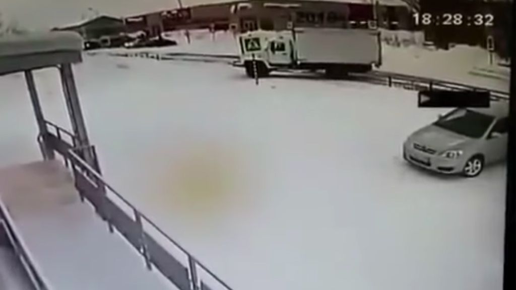 #Video Niños salen ilesos tras ser arrollados por camión en Rusia