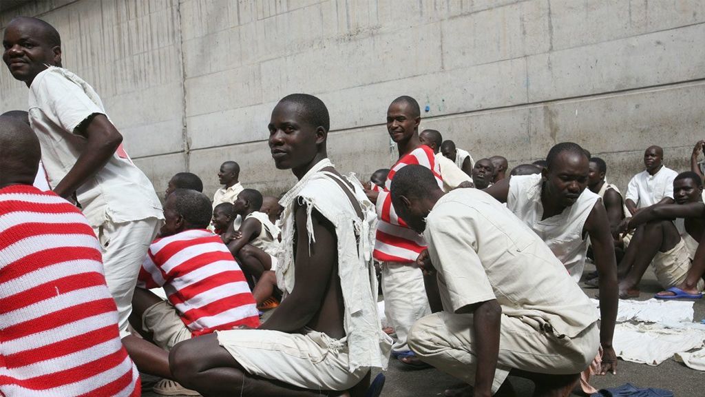 Por sobrepoblación en cárceles de Zimbabwe, dan libertad a tres mil reos