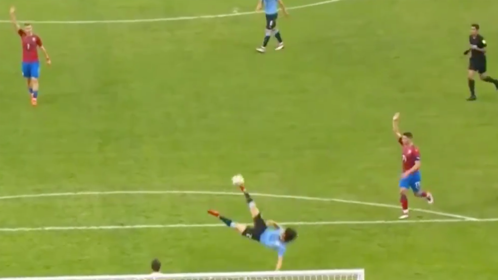 #Video Golazo de Cavani en triunfo de Uruguay a República Checa 2-0