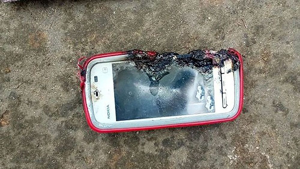 Muere al explotarle el celular mientras lo usaba
