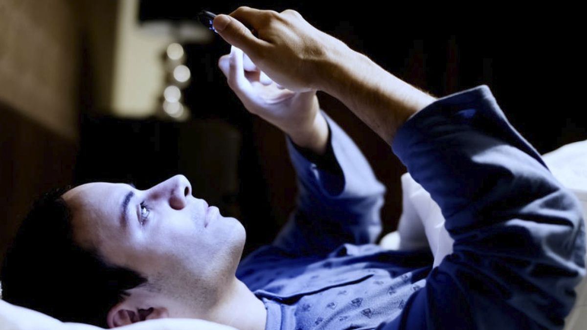 Luz de celulares puede generar afectaciones oculares