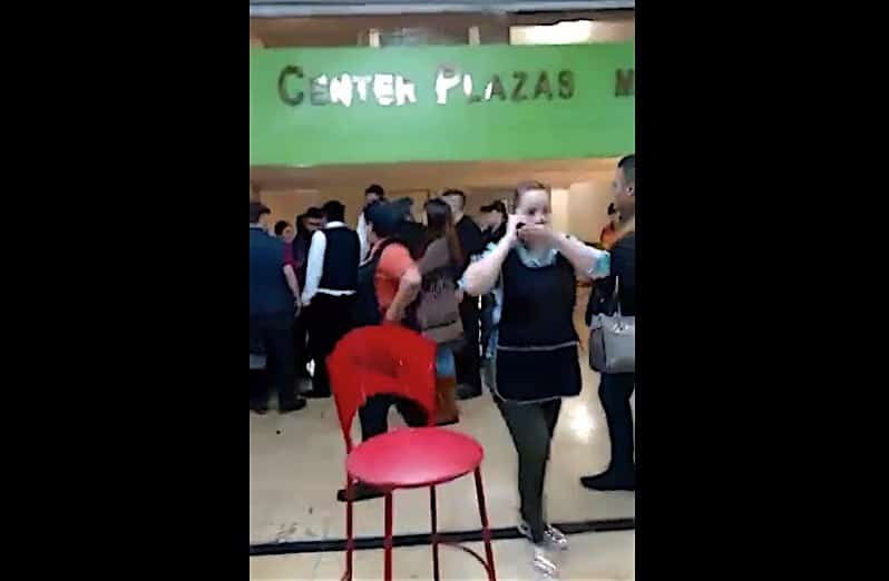 #VIDEO Discusión entre vendedores termina a sillazos en centro comercial de Ecatepec
