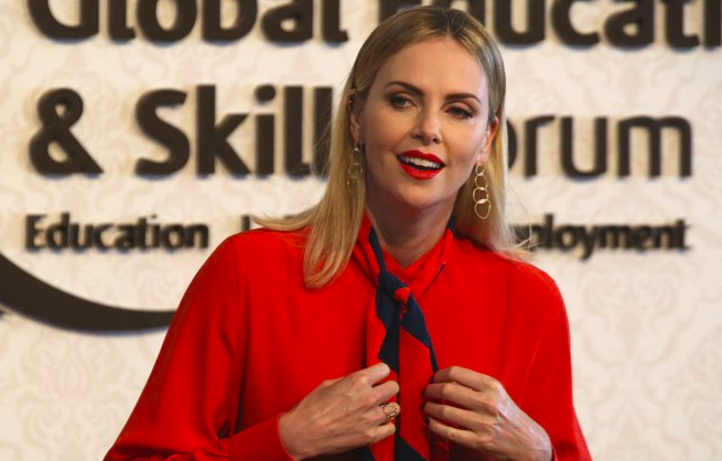 Indignante la propuesta para armar a profesores en EE.UU.: Charlize Theron
