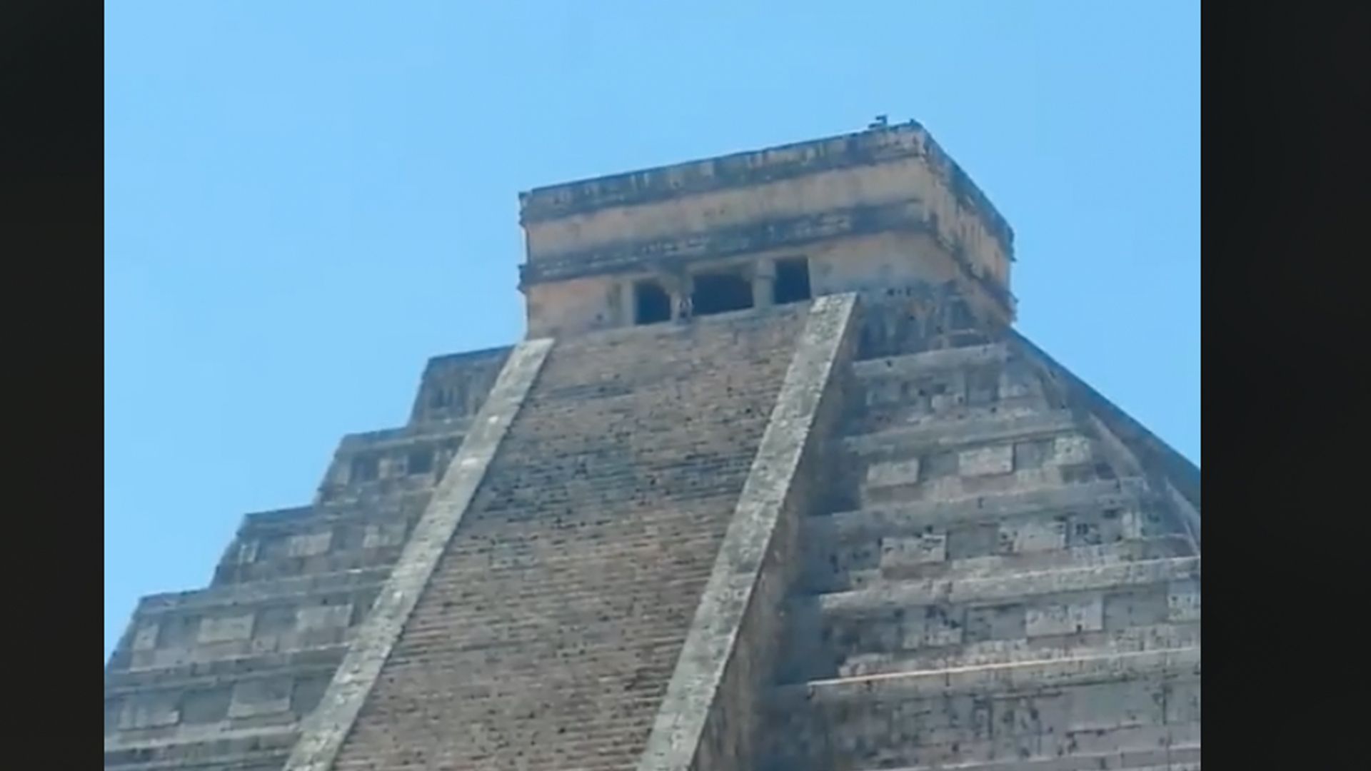 #Video Turista sube a pirámide de Chichen Itzá por una selfie