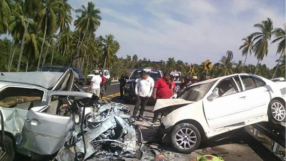 Accidente en carretera Acapulco-Zihuatanejo deja cinco muertos