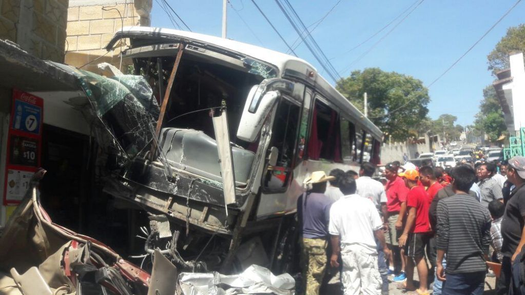 Choque en Valle de Bravo deja al menos tres muertos