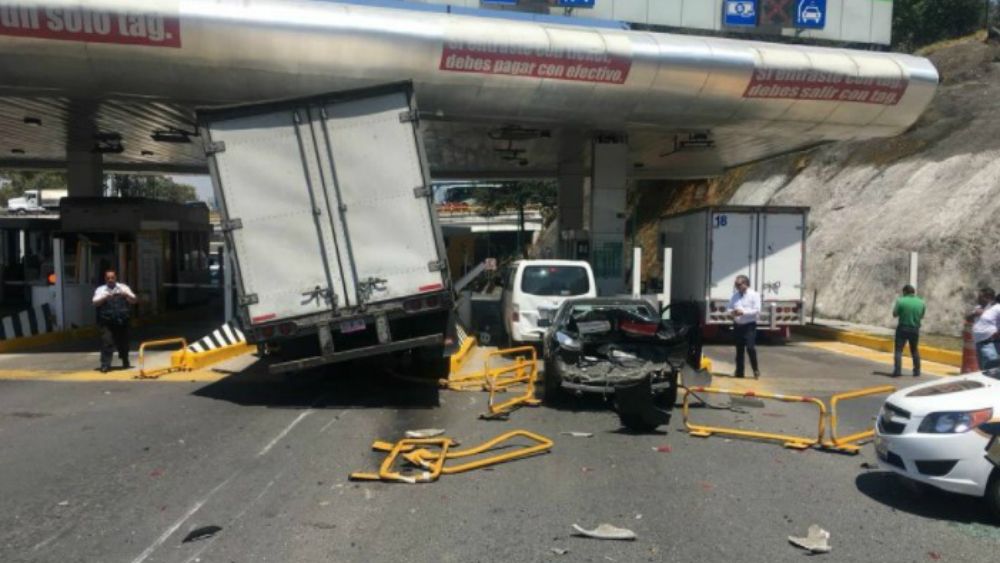 Camión impacta a cuatro vehículos en la caseta de La Venta