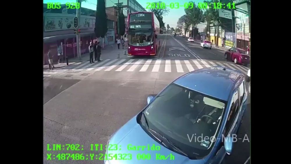 #Video Choque entre Metrobús y auto en Calzada de los Misterios
