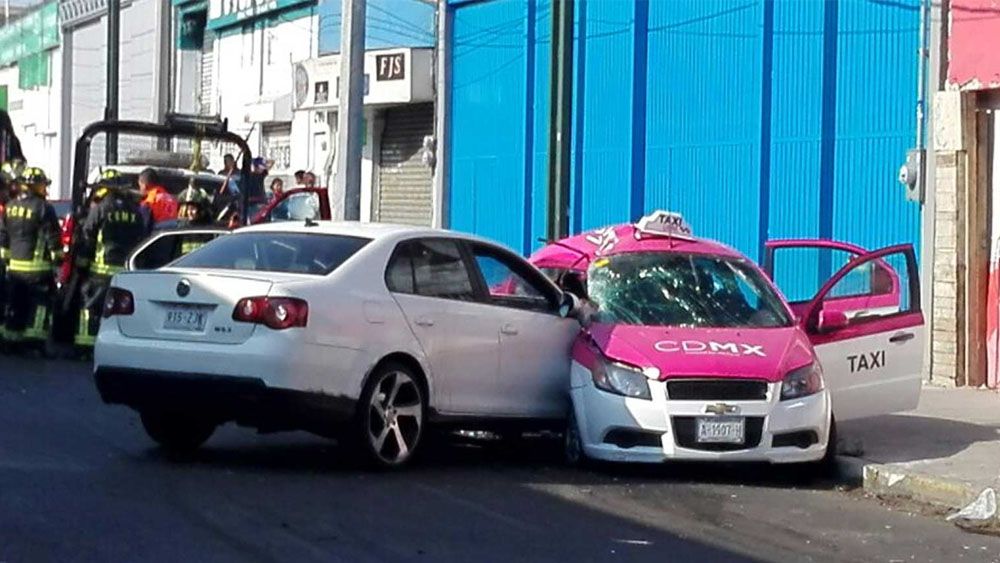 Choque deja tres muertos en Avenida Tláhuac