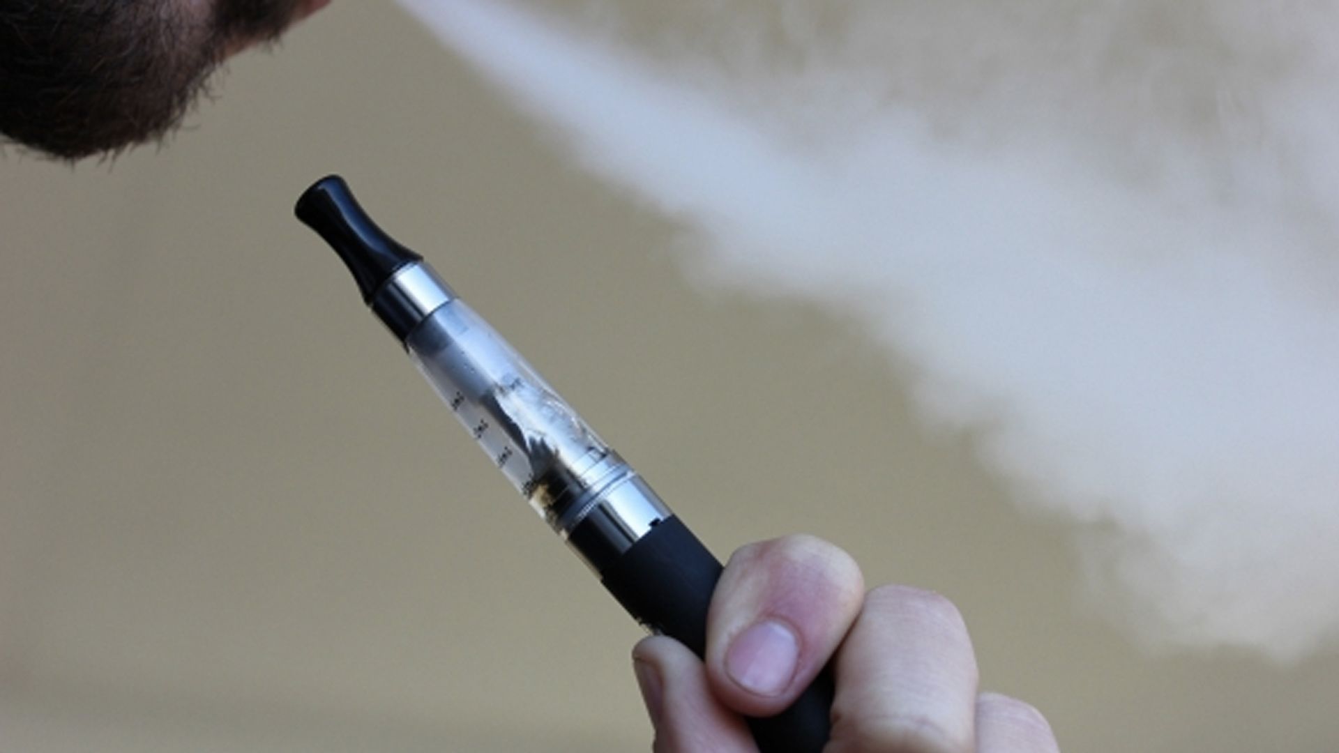 ¿Ayudan los cigarros electrónicos a dejar de fumar? - cigarro