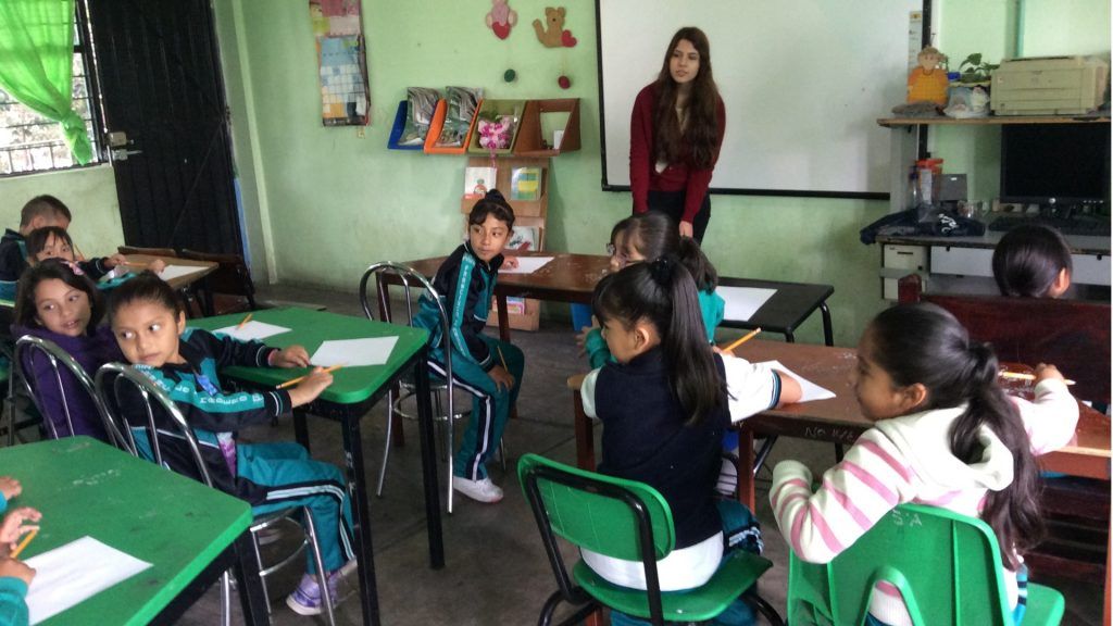 ¿Por qué celebramos el 15 de mayo el Día del Maestro? - clases-salon-escuela-alumnos-ninos-1024x576