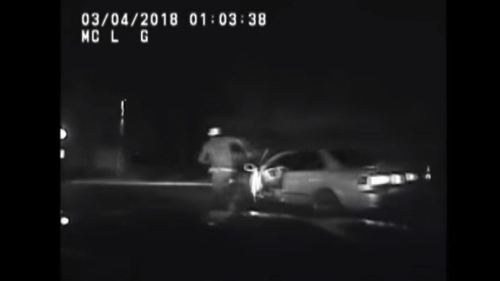 #Video Intenta huir de la policía y termina atropellado por su vehículo