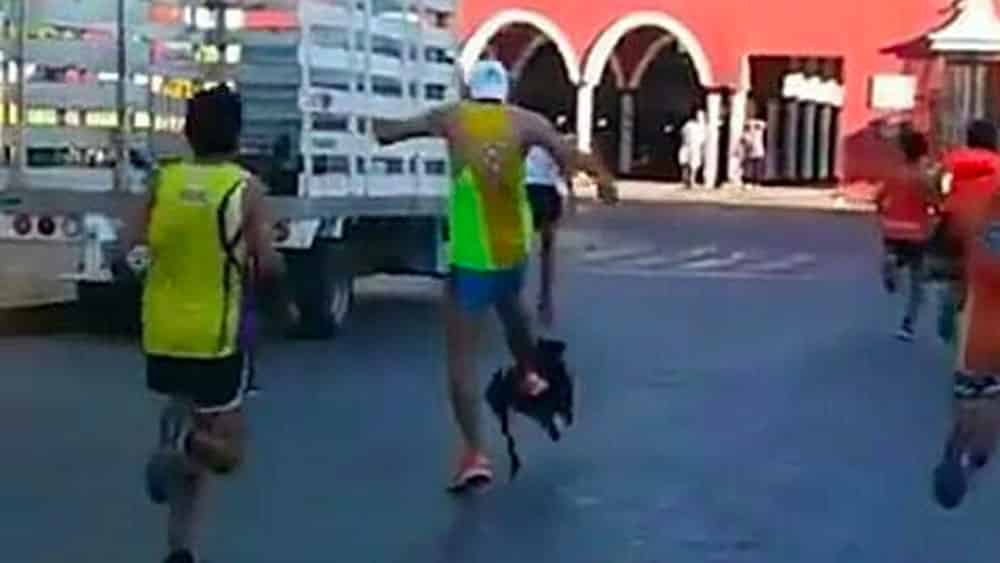 #Video Corredor patea a perro durante maratón en Yucatán
