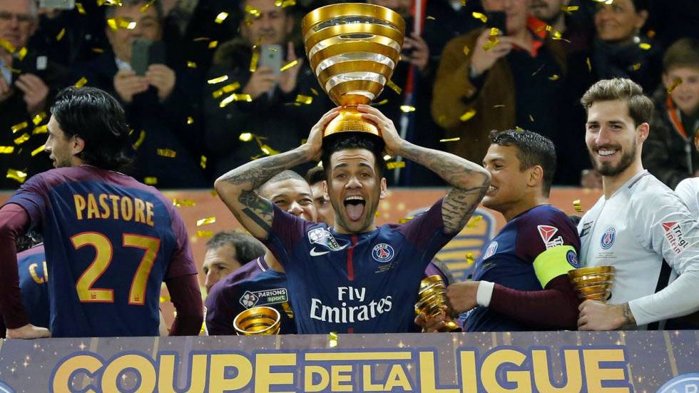 Dani Alves se convierte en el jugador más laureado en la historia
