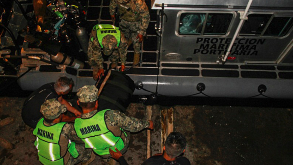 Aseguran droga a bordo de buque en Michoacán