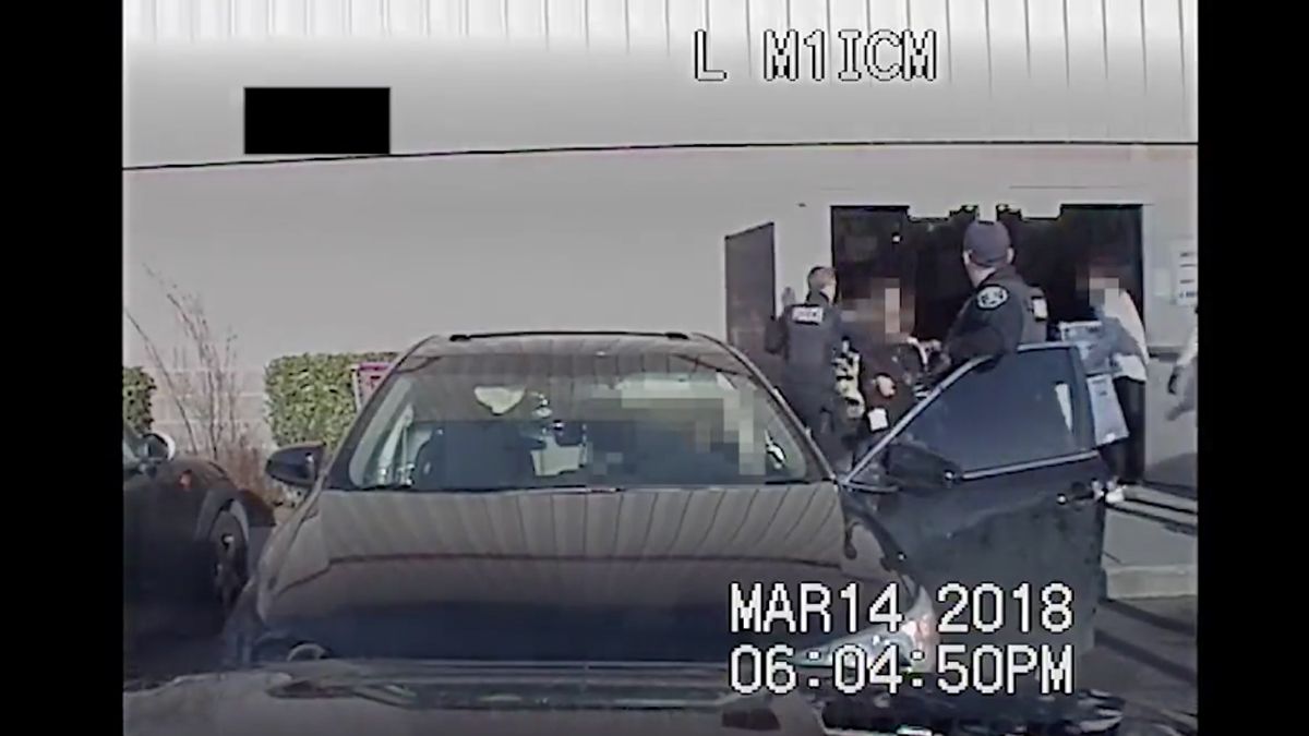 #Video Ladrones se topan con la policía al salir de tienda en Seattle