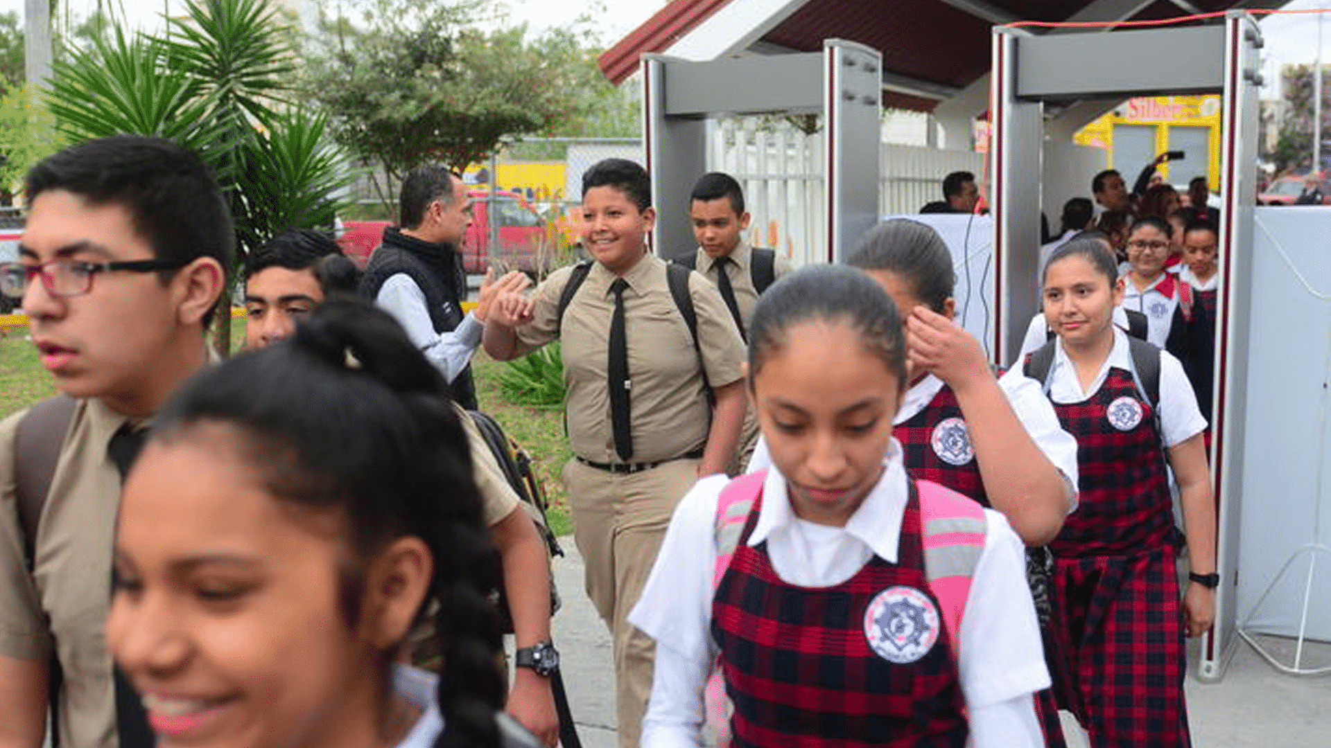 Instalan arcos detectores de metal en escuelas de Apodaca