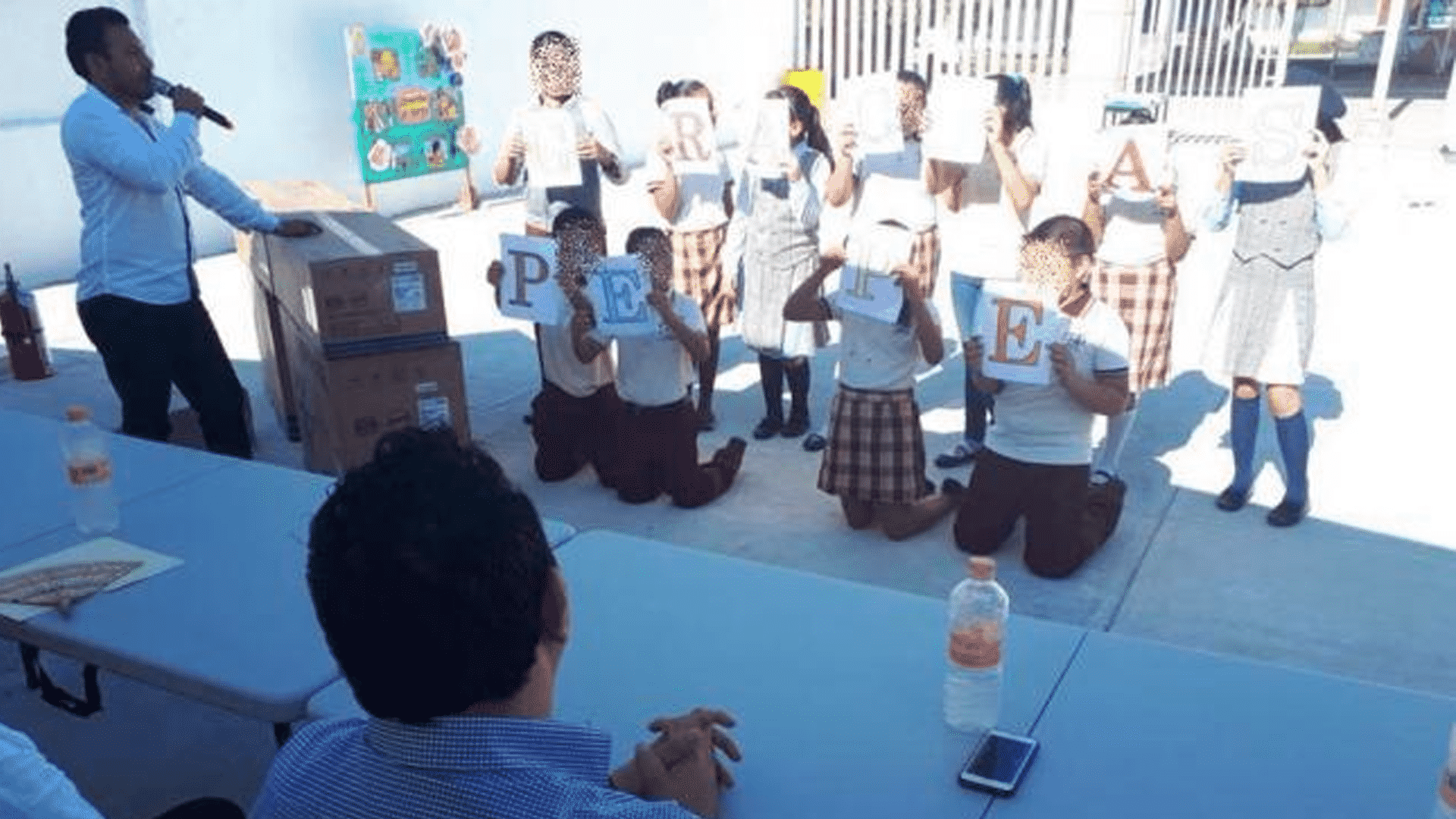 Niños de primaria se arrodillan frente a diputado perredista en Tabasco