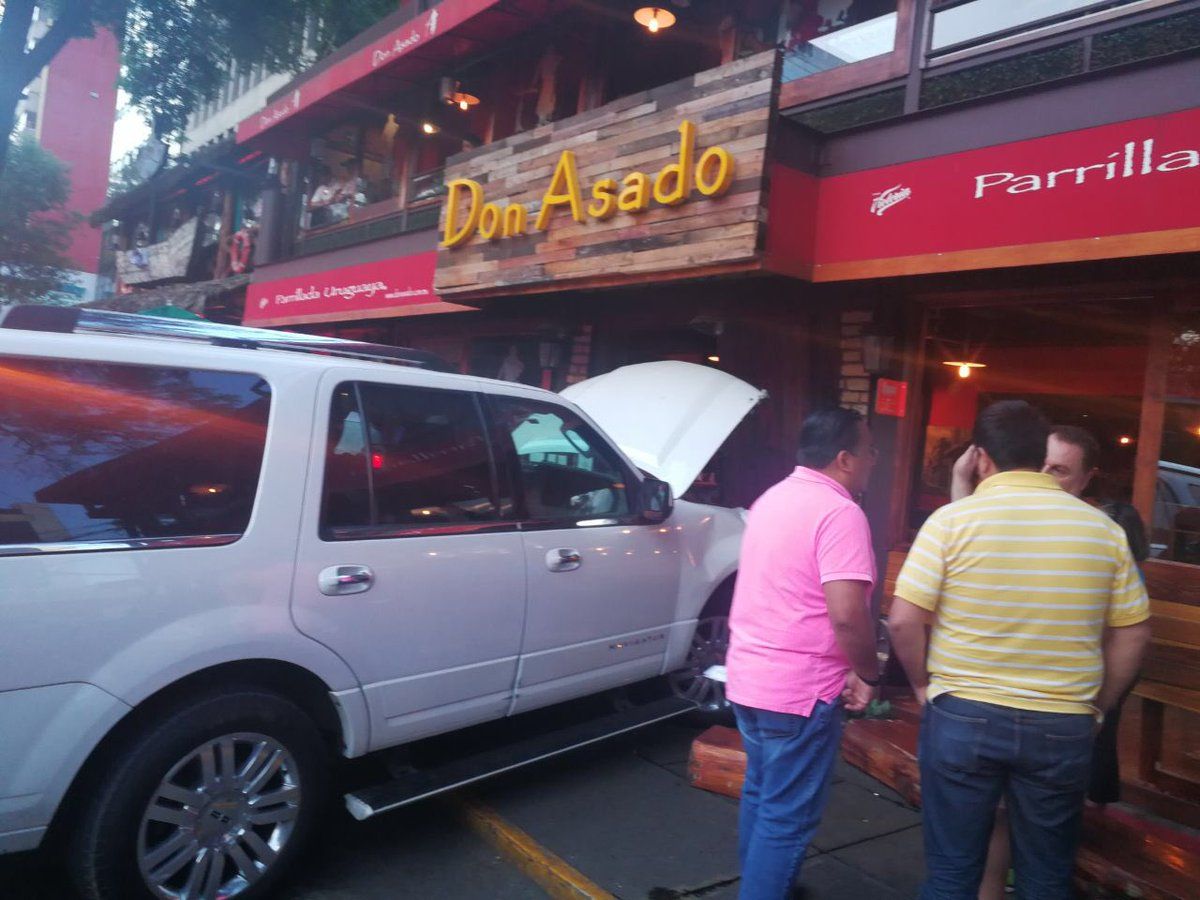 Valet parking sufre infarto y provoca accidente en Insurgentes