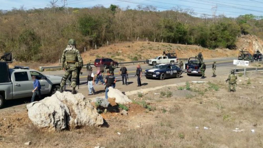 Robo a turistas desata balacera en la Autopista Siglo 21