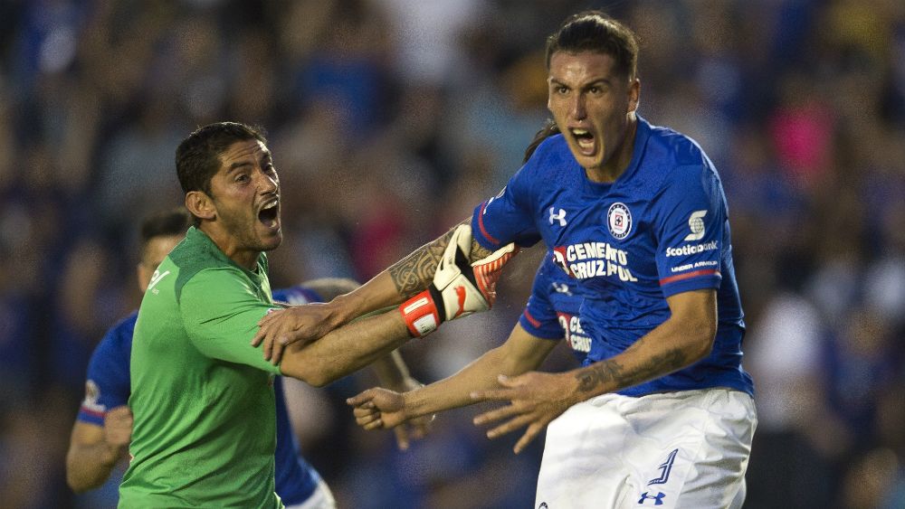 Cruz Azul y Pumas reparten puntos en dramático juego