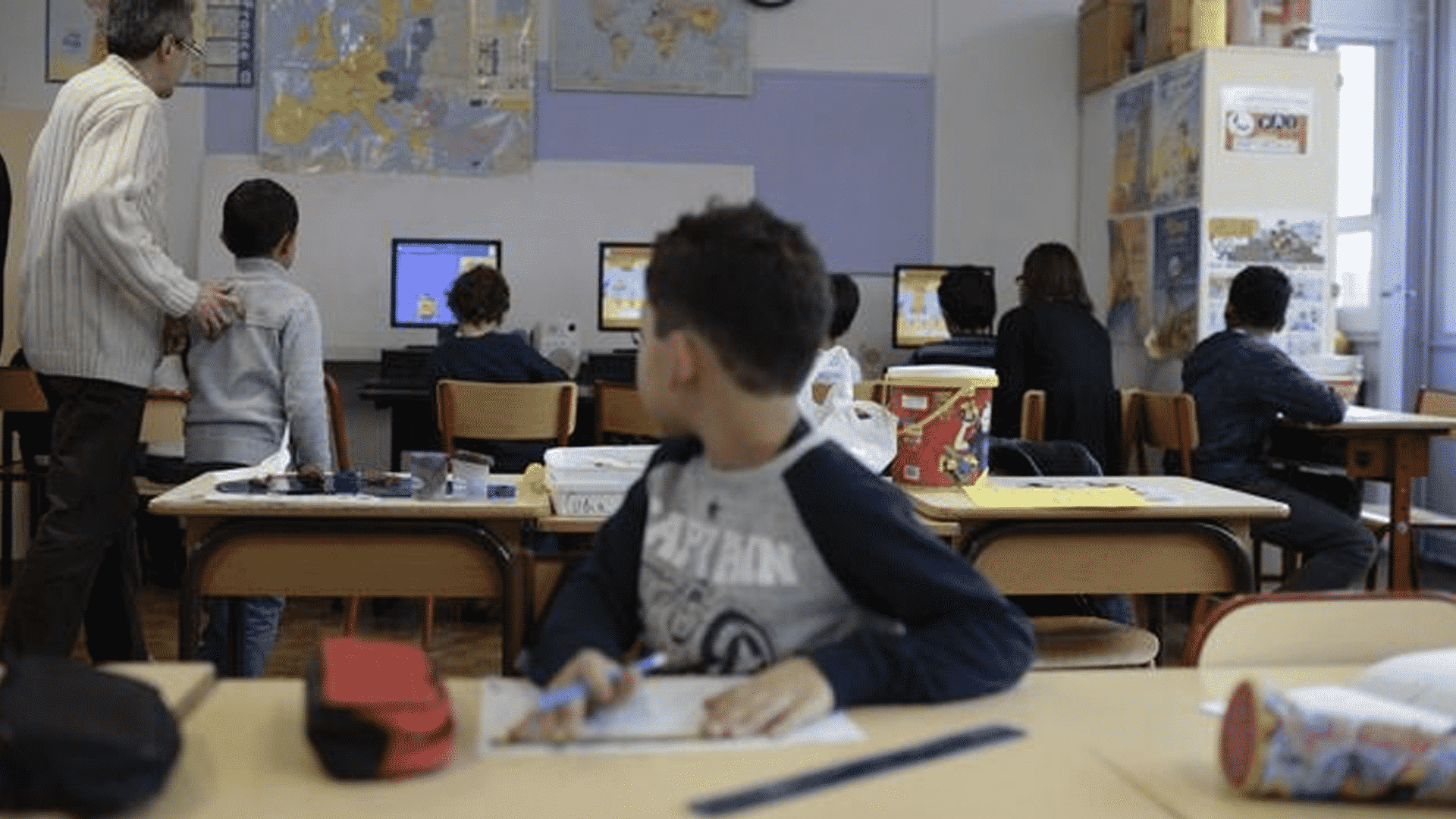 Prohibirán uso de celulares en escuelas de Francia